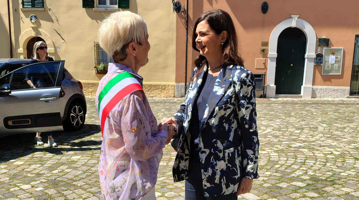 Laura Boldrini in visita a San Clemente: "Via cittadinanza onoraria a Mussolini è gesto di resistenza" - Stretta di mano tra la sindaca Cecchini e Laura Boldrini