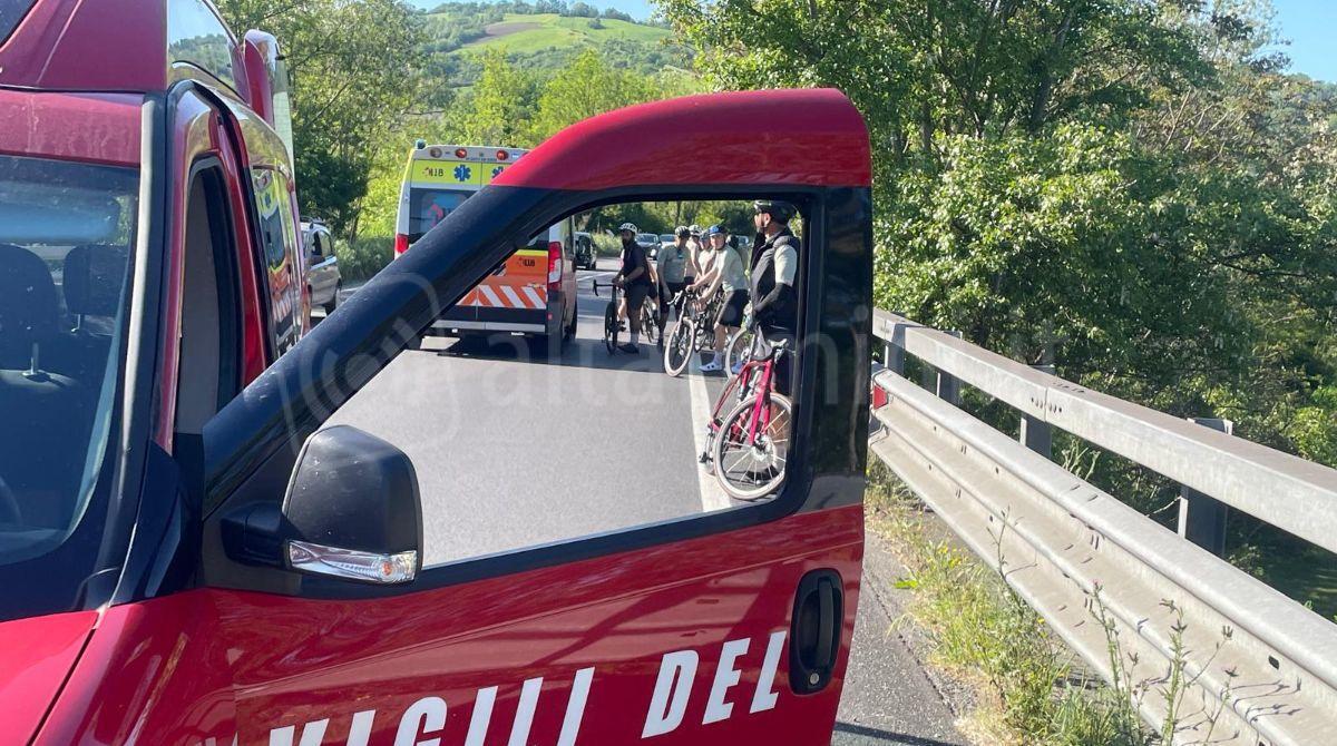 Incidente in bici a Ponte Verucchio: ciclista cade durante un’uscita di gruppo -