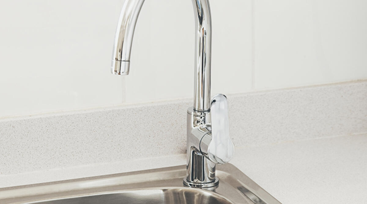 Carpi senza acqua per la rottura della condotta principale: coinvolti 75mila residenti - A kitchen faucet with near a white wall