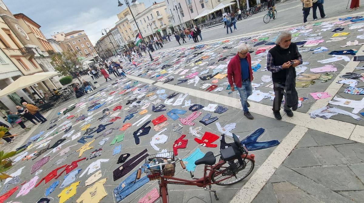 Rimini: grande adesione per l'iniziativa 'L'ultimo giorno di Gaza', un gesto simbolico di memoria e sensibilizzazione - I vestiti posizionati a terra per l'iniziativa