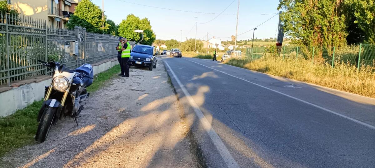 Auto si immette sulla Sp18 e si scontra con una moto: il centauro è grave -