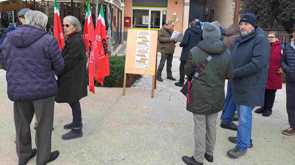 Cgil contro chiusure degli uffici postali di Rimini: con la protesta, anche la campagna a sostegno dei referendum - Il presidio a Corpolò