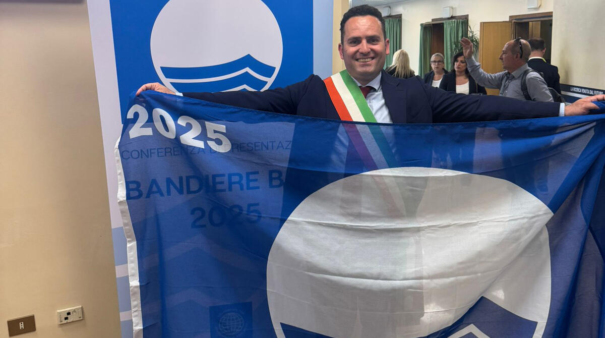 Anche Riccione è Bandiera Blu: "Premiata la qualità del nostro lavoro" - Christian Andruccioli con la Bandiera Blu