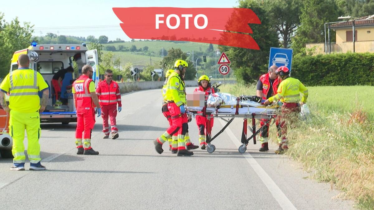 Ciclista si scontra con una moto, ricoverato in gravi condizioni: una corsia della Consolare chiusa -