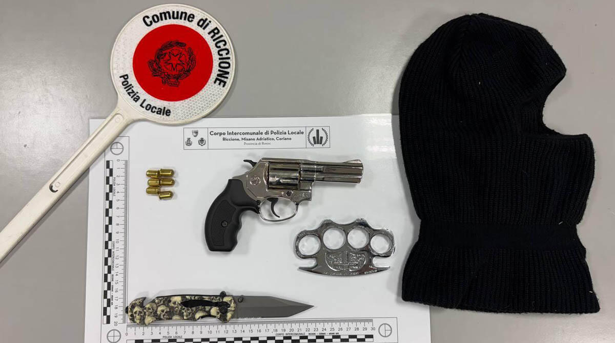 Giovane della Valmarecchia fermato a Riccione con coltello e pistola in auto - 