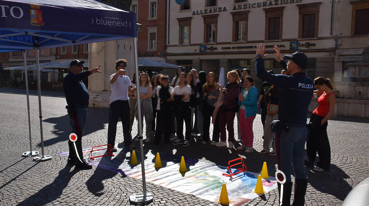 Educazione stradale e simulazioni dal vivo: studenti in piazza con la Polizia a Rimini -