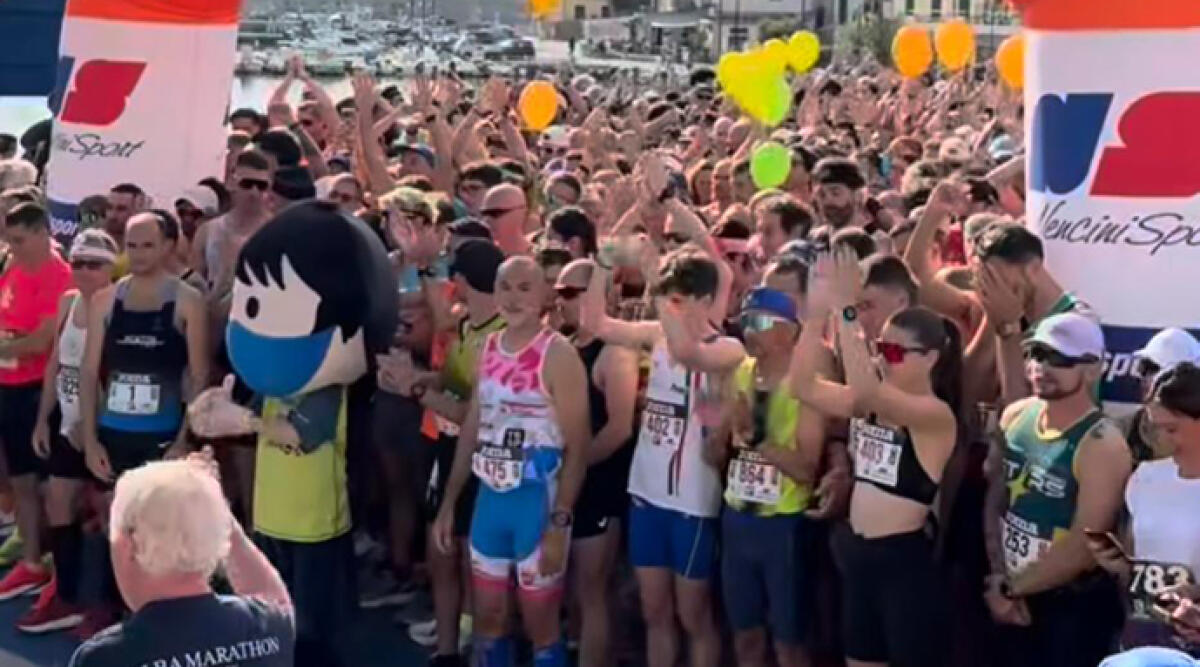 Sara Ceccolini regina dell’Elba: la riminese domina la mezza maratona per il secondo anno di fila - La partenza dell'edizione 2025