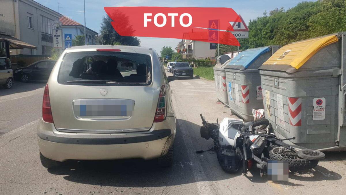 Moto si schianta contro auto ferma per far passare pedone: incidente in via Montescudo -