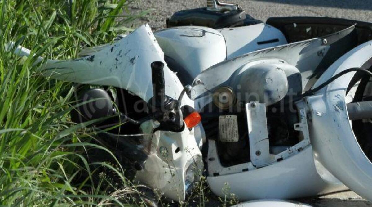 Scooter centrato da un'auto a Rimini: ragazzina finisce al Bufalini in elisoccorso - Lo scooter centrato dall'auto