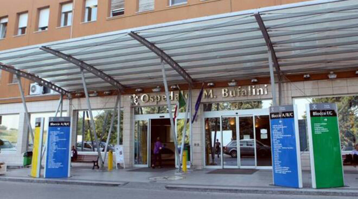 Rimini, aggredito e operato d'urgenza: 23enne fuori pericolo dopo la rapina - Ingresso ospedale ‘Bufalini’ dì Cesena. Foto archivio
