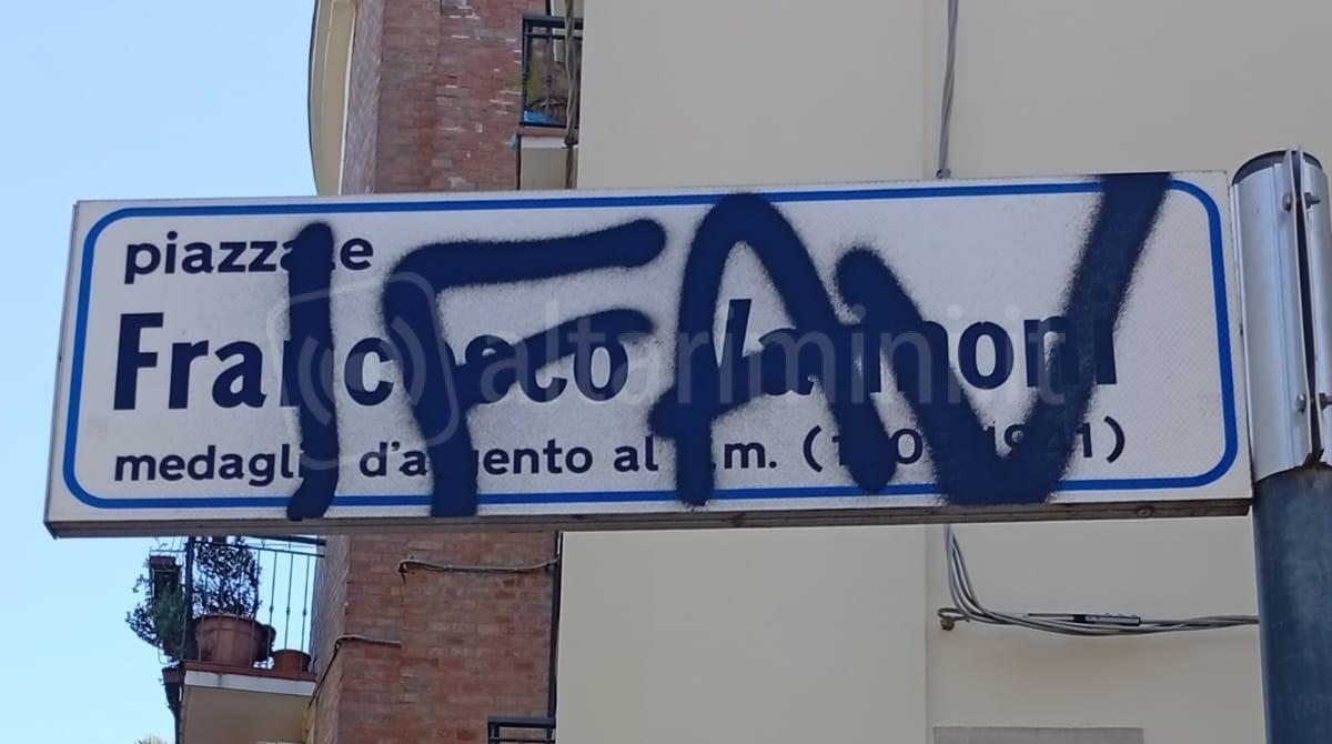 Imbrattata con vernice la targa di Piazzale Vannoni a San Giuliano - Scritta in Piazzale Vannoni