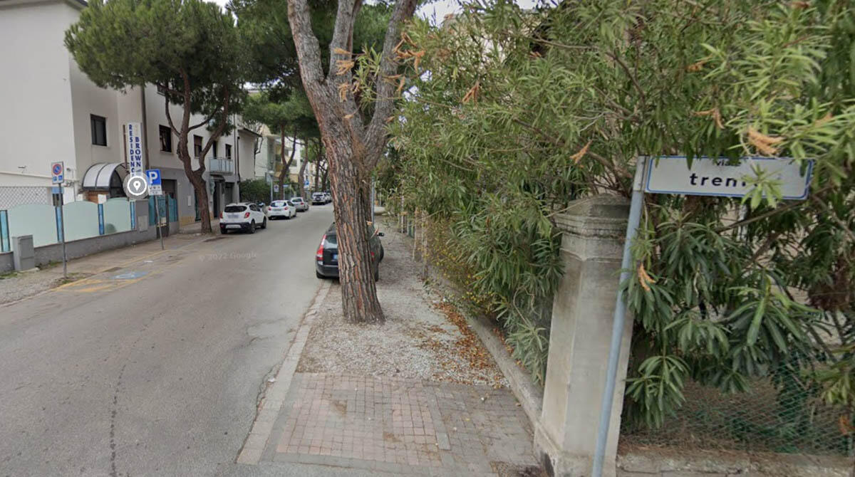Radici danneggiano marciapiedi e strada, scattano i lavori: viale Trento di Rimini chiuso al traffico -