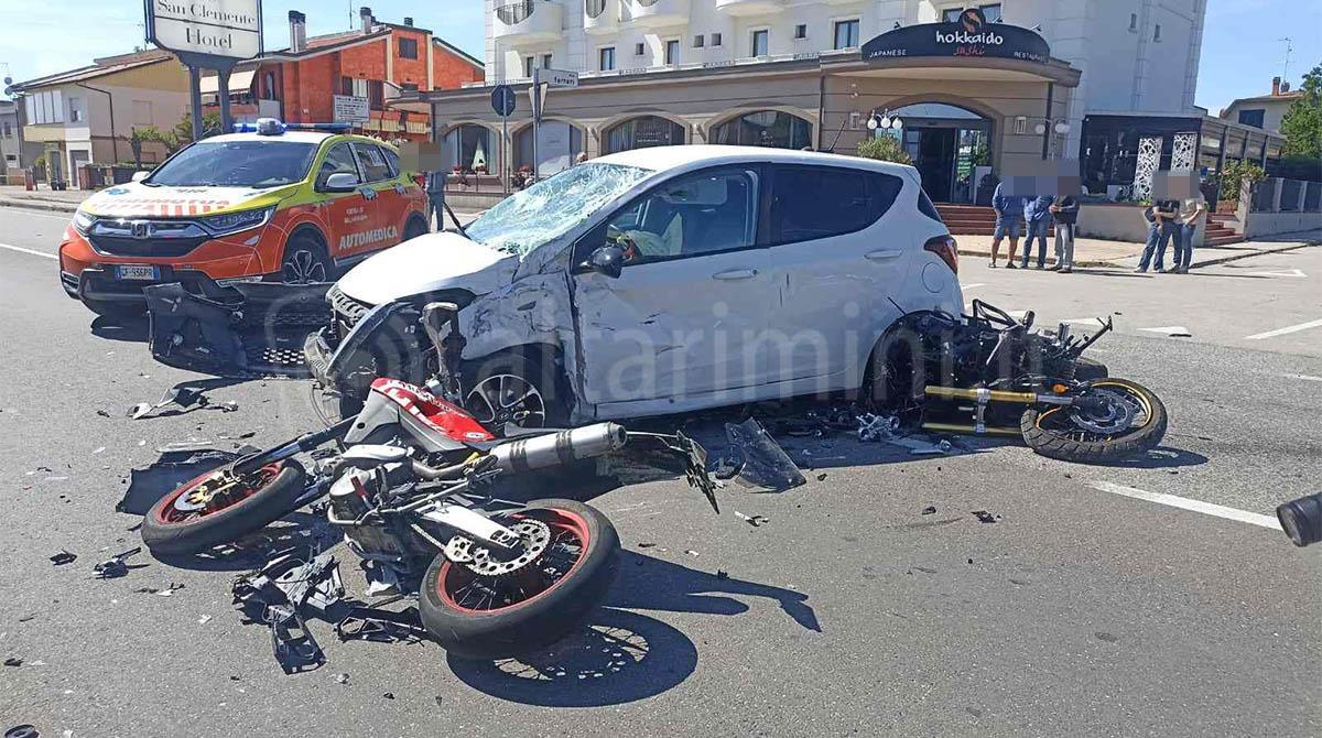 Grave incidente a Santa Giustina: auto si immette sulla via Emilia, scontro con due moto -