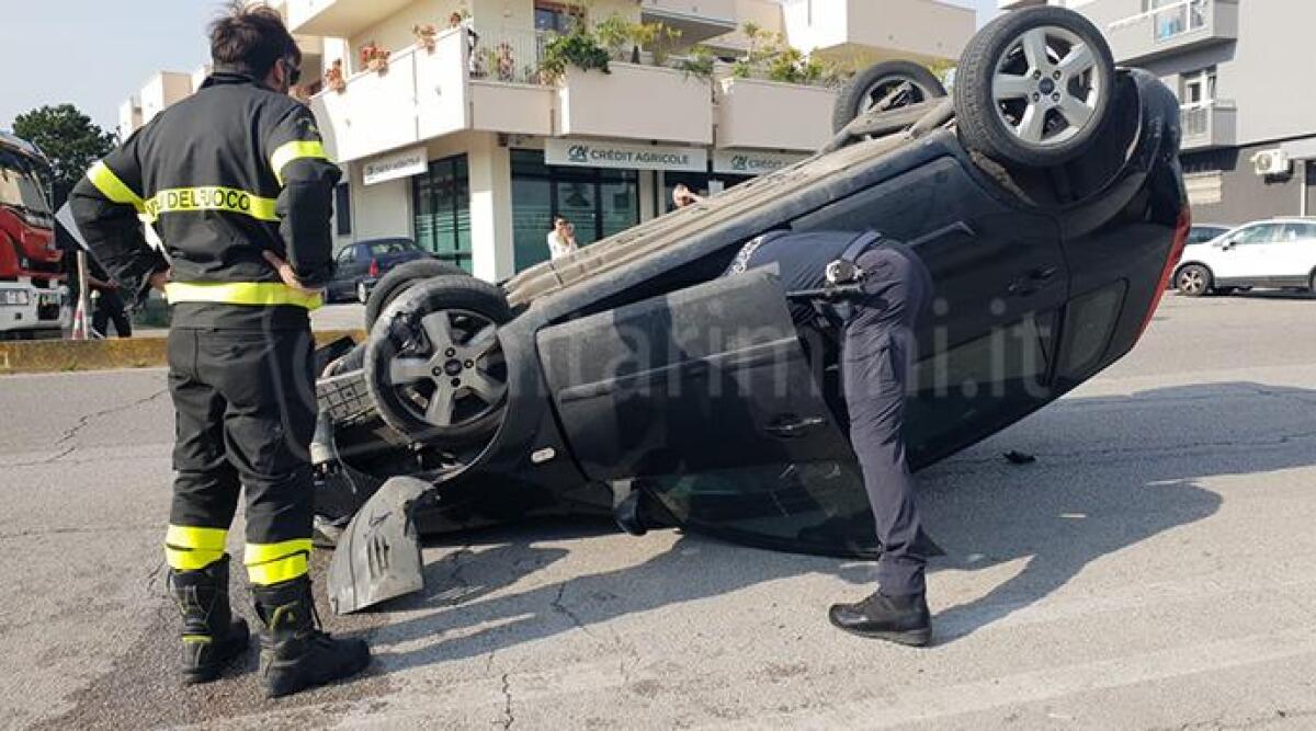 Riccione: auto si ribalta, conducente ferito estratto dai vigili del fuoco e trasportato in ospedale - L'auto cappottata a San Lorenzo di Riccione