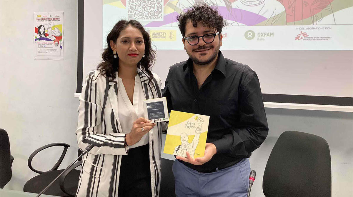 Incontri sui referendum di giugno, a Santarcangelo c'è Deepika Salhan - Deepika Salhan riceve il Premio Gianni Rufini da Patrick Zaki - foto Amnesty Italia