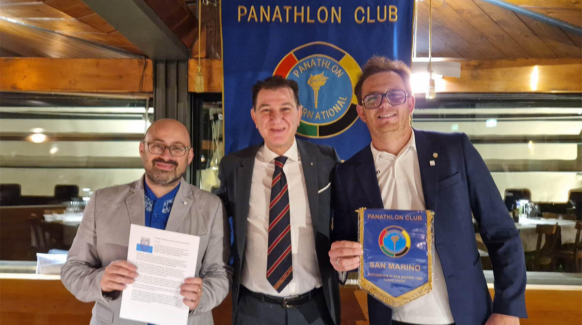 Calcio: tifosi San Marino lanciano candidatura del Titano a Capitale del Tifo Pulito 2027 - Claudio Muccioli al centro con Daniele Dei e Riccardo Mariotti della Brigata Mai 1 Gioia