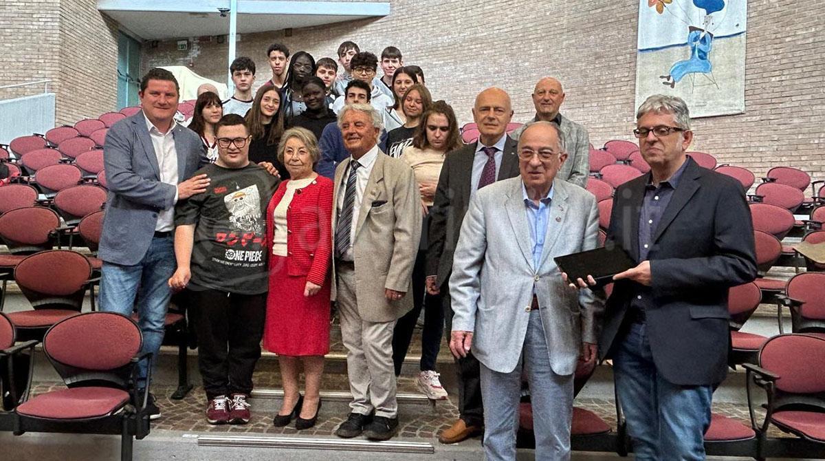 Il Rotary Club Novafeltria dona cinque tablet all'Istituto scolastico Tonino Guerra - Il Rotary Club Novafeltria in visita all'Istituto Tonino Guerra