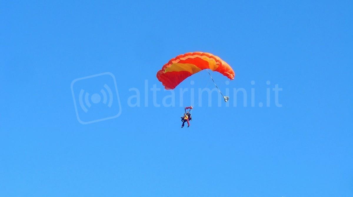 Show acrobatico Rimini: annullato il lancio dei paracadutisti - Paracadute, repertorio
