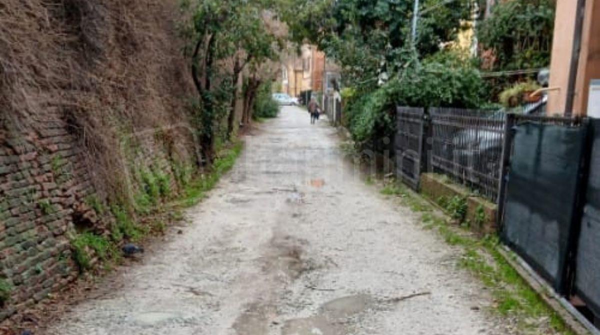 Veicoli in contromano e polvere in via De Barignano: l’allarme dei residenti. La segnalazione -