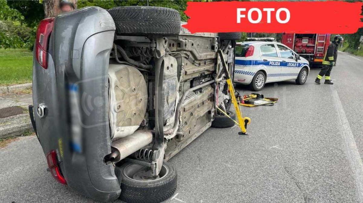 Incidente a Secchiano: auto si ribalta sulla Marecchiese - Una delle due auto coinvolte nell'incidente