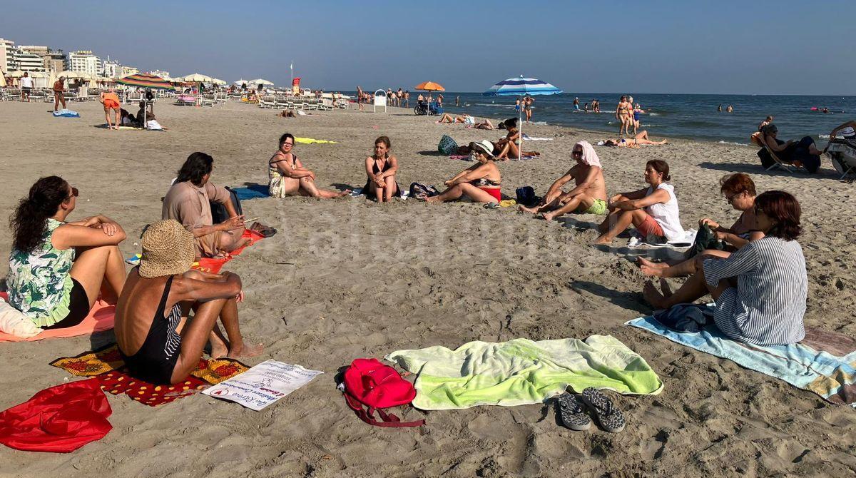 Benessere in riva al mare: a Riccione si medita camminando -