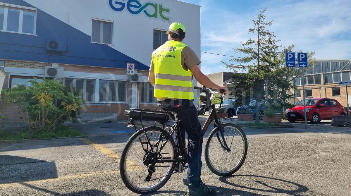 Riccione dichiara guerra alle zanzare: al via il piano larvicida di Geat con 15.000 caditoie trattate ogni mese -