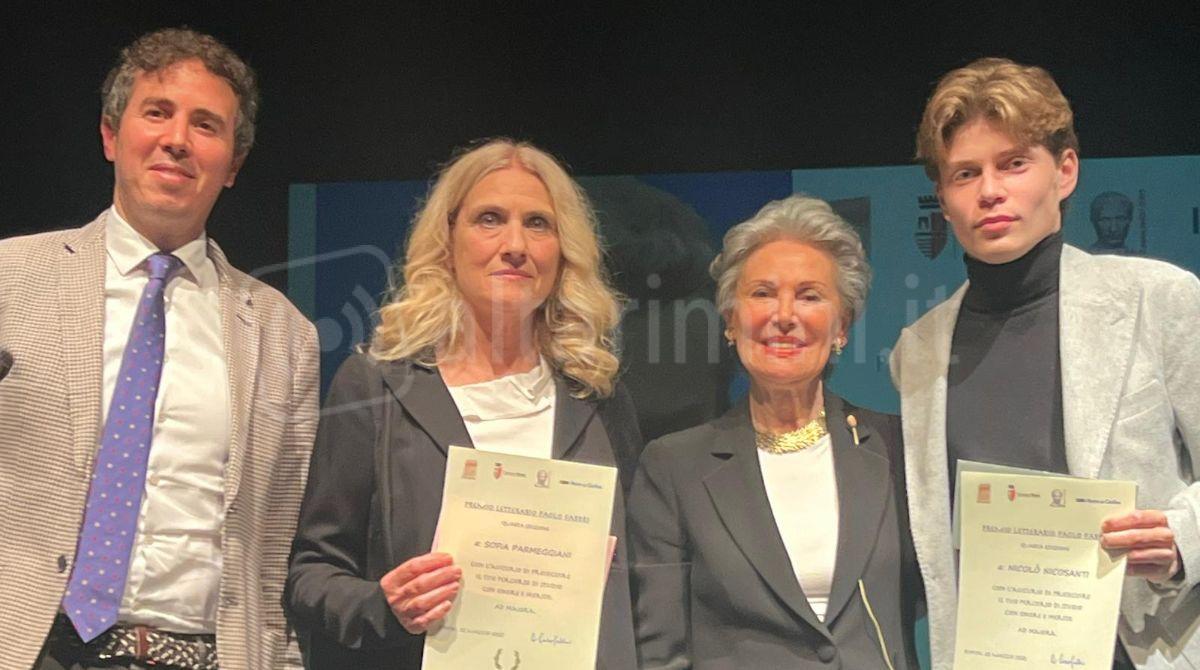 Sofia Parmeggiani e Nicolò Nicosanti vincitori ex aequo del Premio letterario Paolo Fabbri 2025 - Carlo Rufo Spina vicepresidente dell'Associazione Alumni e conduttore della serata, la mamma di Sofia, Domini Soso Fabbri e Nicolò Nicosanti