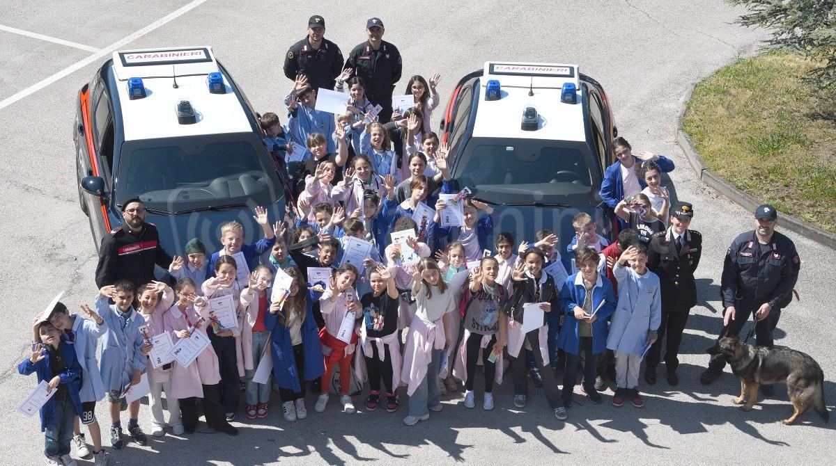 Carabinieri e scuola: gli incontri sulla legalità che hanno coinvolto oltre 12 istituti riminesi - Scolaresca in visita al Comando provinciale