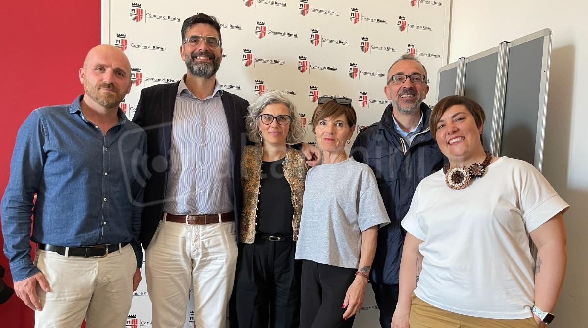 Rimini celebra le famiglie: fitto programma di iniziative che culmineranno con una grande festa - l’assessore Kristian Gianfreda, la coordinatrice del Centro per le Famiglie Elena Nati, il dirigente settore protezione sociale del Comune di Rimini, Massimiliano Alessandrini, e i referenti della Comunità Papa Giovanni XXIII, I colori dell’Adozione 