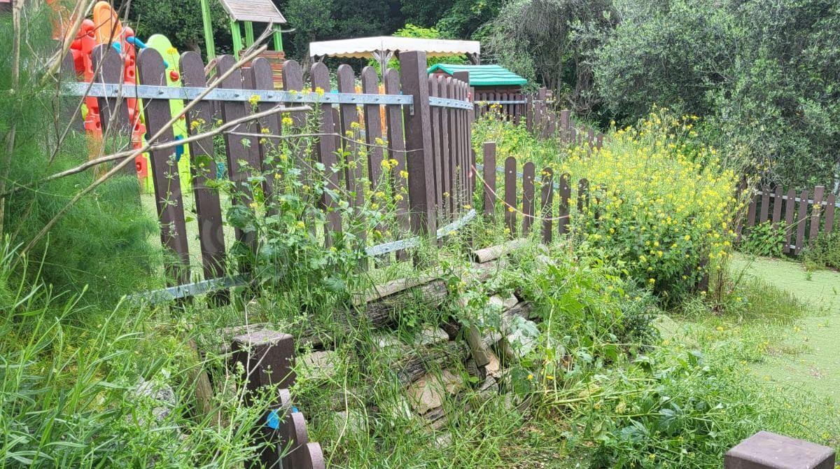 Montefiore Conca, degrado al parco scolastico: erba alta e pantegane -