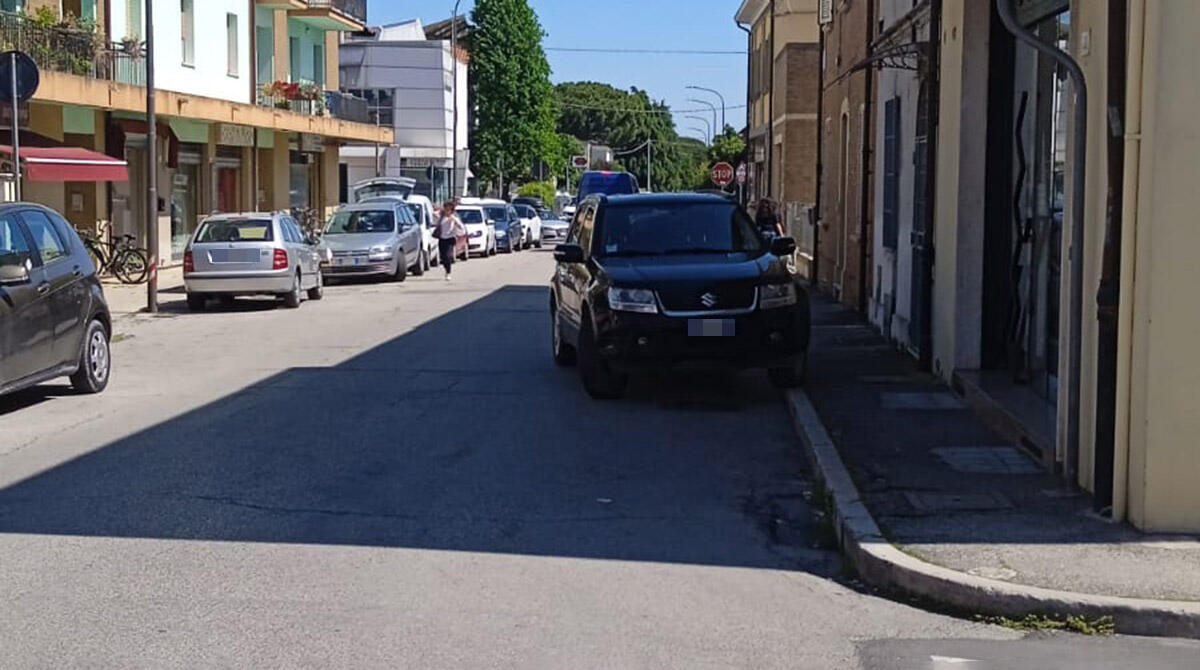 Santarcangelo, residenti esasperati: “Auto in sosta selvaggia tutti i giorni” - Via Daniele Felici, Santarcangelo di Romagna