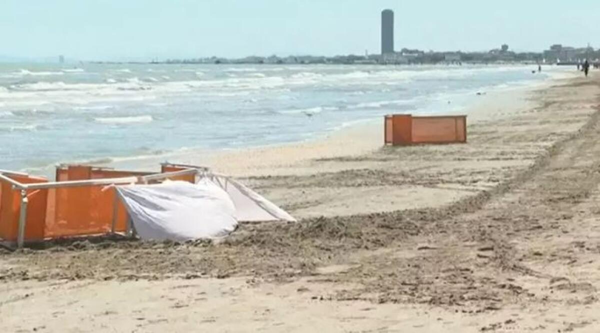 Denunciato e rilasciato l'uomo alla guida della ruspa a Cervia - Un frame tratto da un servizio video del Tgr Rai Regionale Emilia Romagna