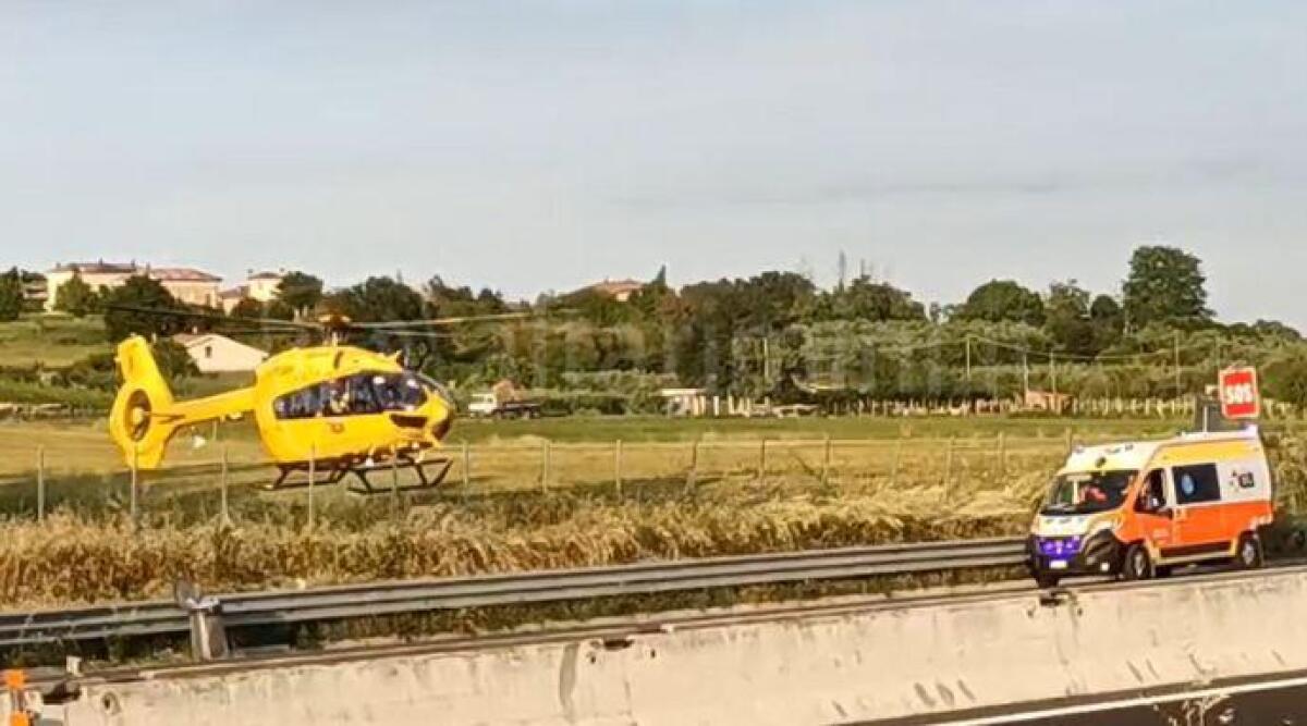 Incidente in A14 tra Cattolica e Misano: autocarro si ribalta, un ferito grave - Foto Ballante
