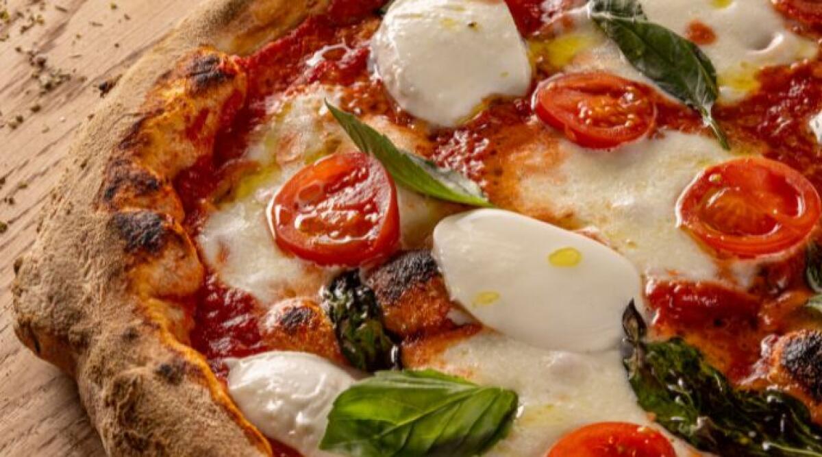 La pizza costa sempre di più in Italia: +18% in sei anni - Una pizza