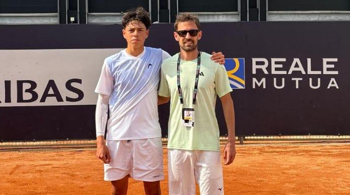Carlo Paci, la nuova stella del tennis di Villa Verucchio: ha fatto da sparring partner a Musetti - Carlo Paci (a sinistra) con Tomas Montironi (a destra)