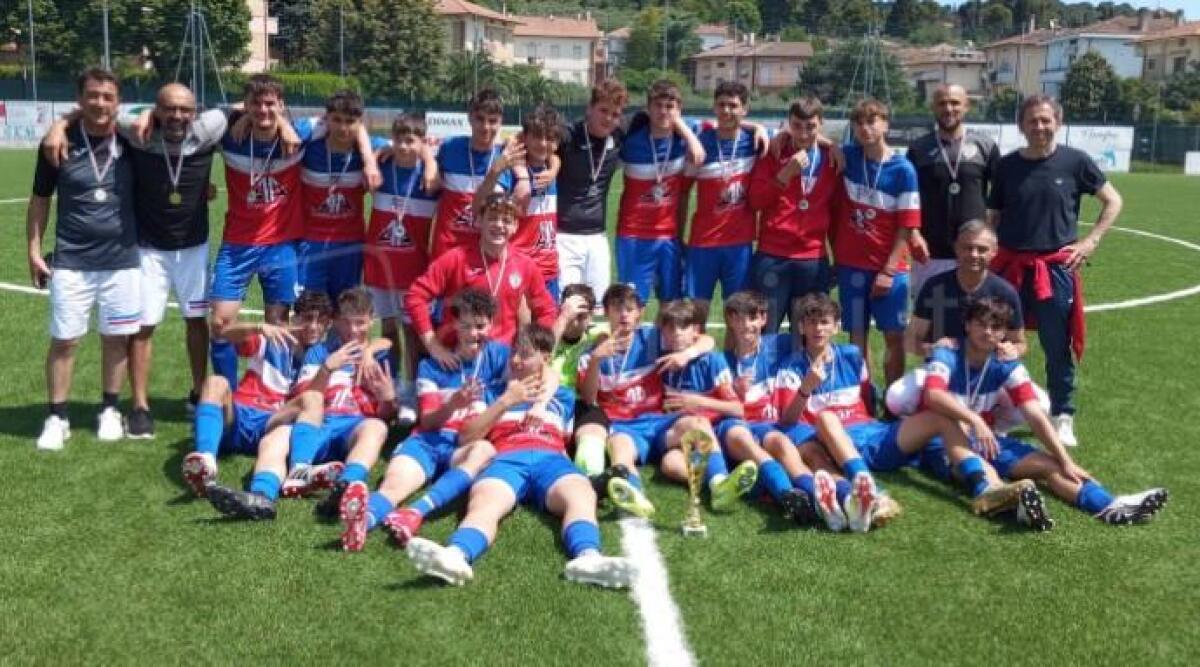 Calcio giovanile, Gabicce Gradara: la squadra Allievi è campione provinciale -
