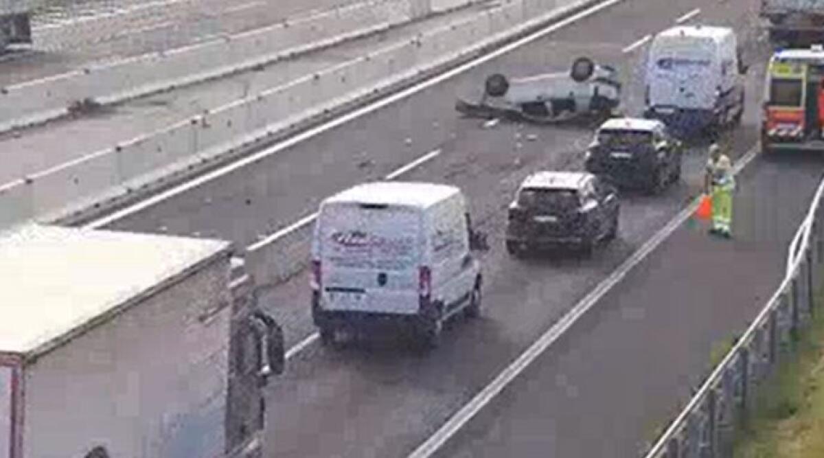 Incidente sulla A14: Fiat Punto si ribalta, traffico rallentato tra Cattolica e Riccione - Un fermo immagine delle telecamere dell'Autostrada