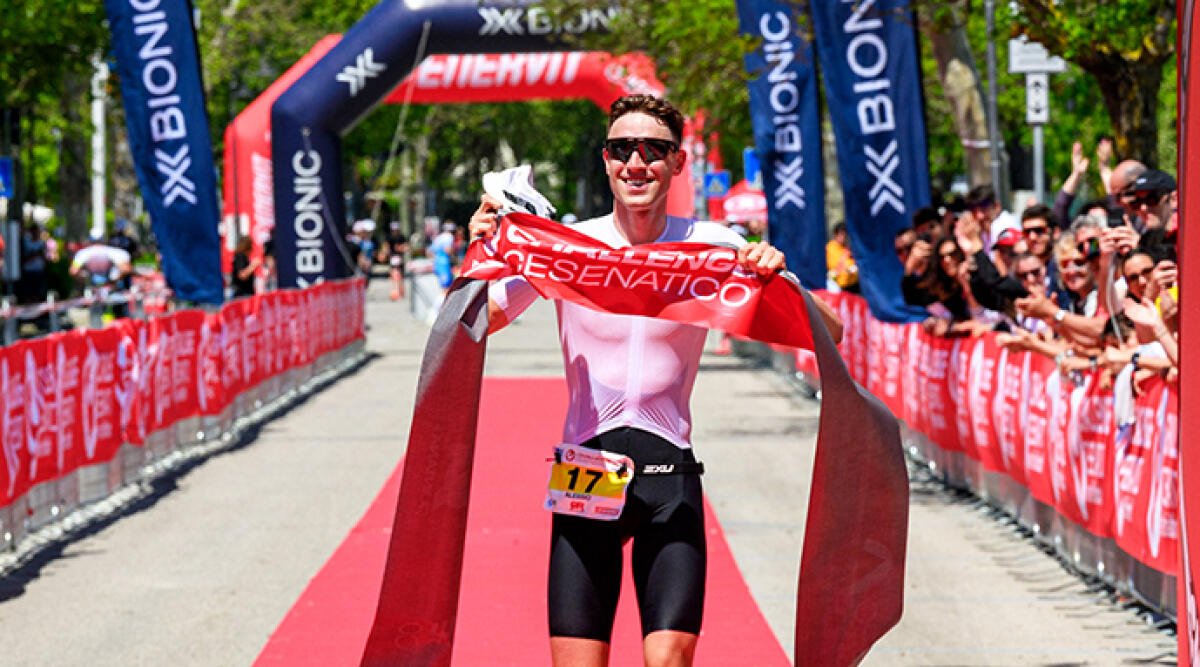 Il riminese Alessio Crociani trionfa alla Challenge Cesenatico 2025: vittoria all’esordio sulla long distance - Il riminese Alessio Crociano all'arrivo © Roberto Del Bianco