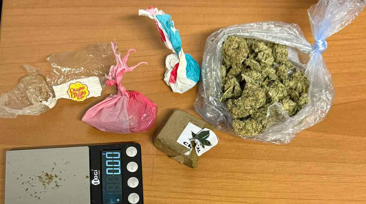 Sorpresi a fumare marijuana, Polizia Locale risale al loro spacciatore: arrestato a Rimini -