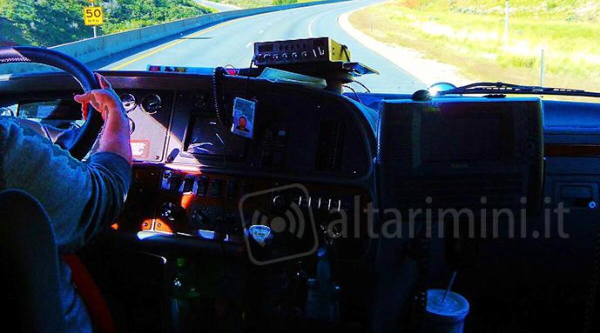 Altera la scatola nera e guida senza sicurezza. Ritirata la patente ad un camionista 42enne - 