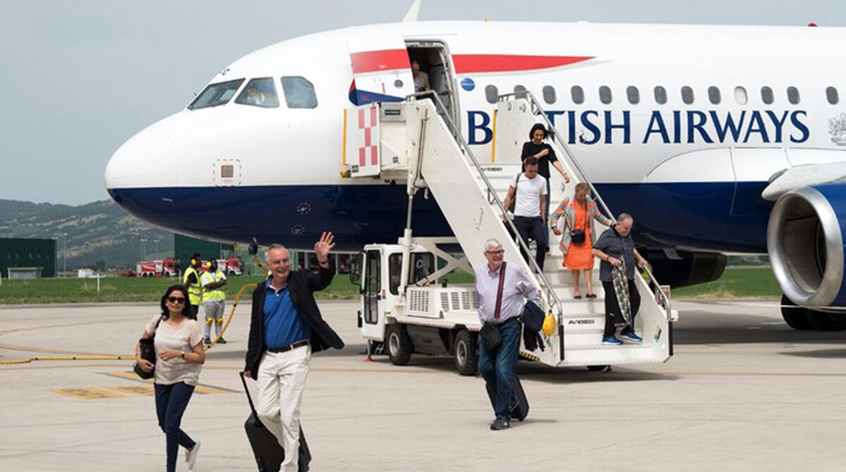 Atterrati a Rimini i giornalisti inglesi: viaggio stampa tra Fellini, Romagna e piadina - British Airways (foto Ansa)