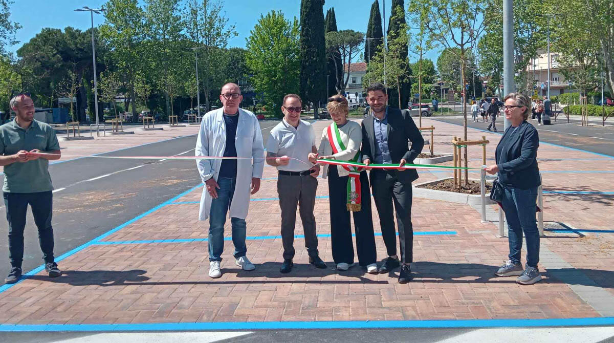 Apre nuovo parcheggio dell'ospedale di Riccione: 84 posti, colonnine auto elettriche e telecamere -