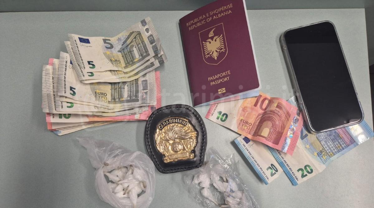 Miramare: nascondeva la droga tra i vasetti delle spezie. Arrestato un 50enne riminese - La droga e i contanti sequestrati