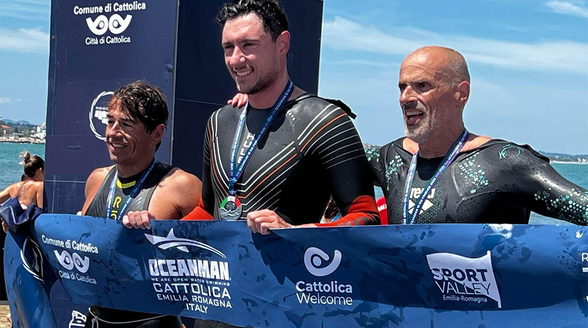 Oceanman 2025: a Cattolica trionfano Flavio Caliendi ed Elena Lionello - Al centro Caliendi, sulla destra Vezzani, sulla sinistra Bottinazzi
