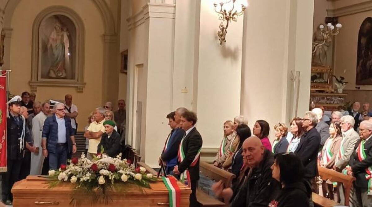 Ultimo saluto a Dilvo Polidori: Saludecio onora il suo storico sindaco - Saludecio piange Dilvo Polidori. Foto Amato Ballante