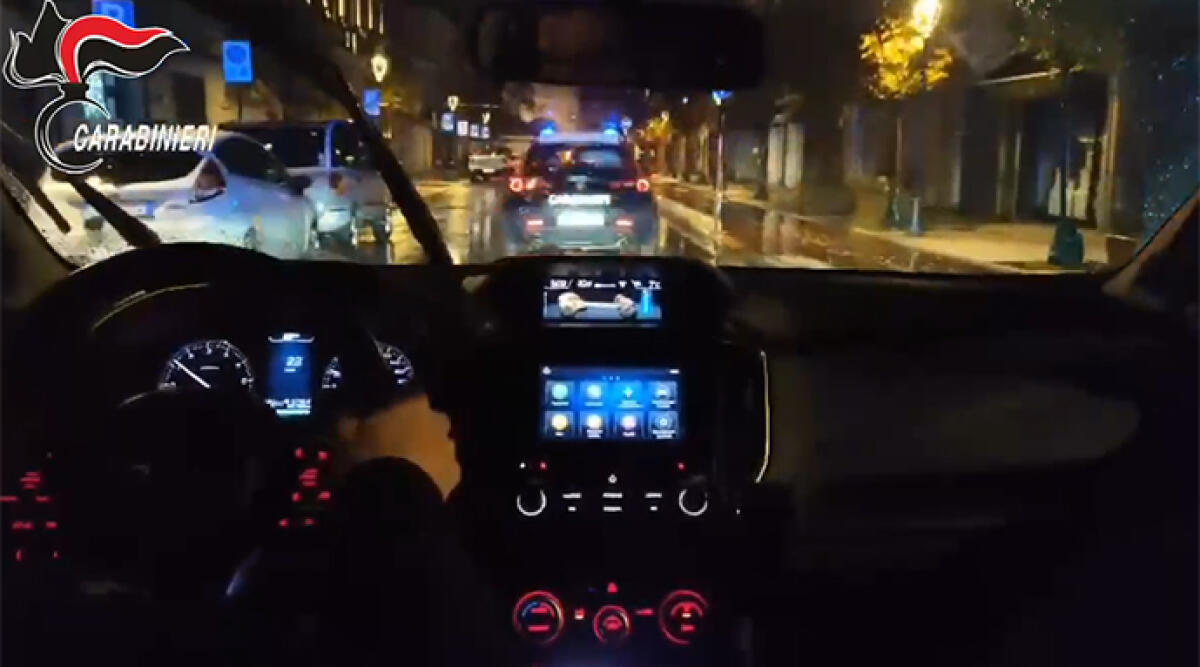 Arrestata banda sospetta di rapine: feriti due carabinieri durante il fermo - I carabinieri in azione