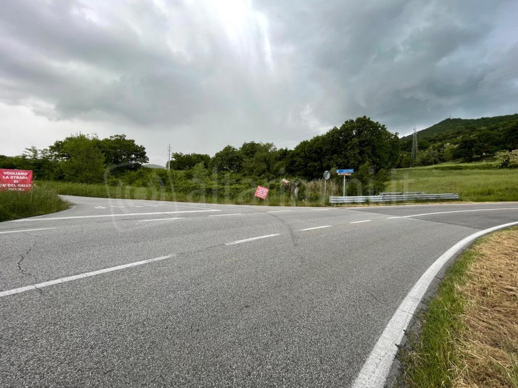 Novafeltria: il bivio per la frazione di Sartiano che i ciclisti imboccheranno dopo la discesa di Perticara