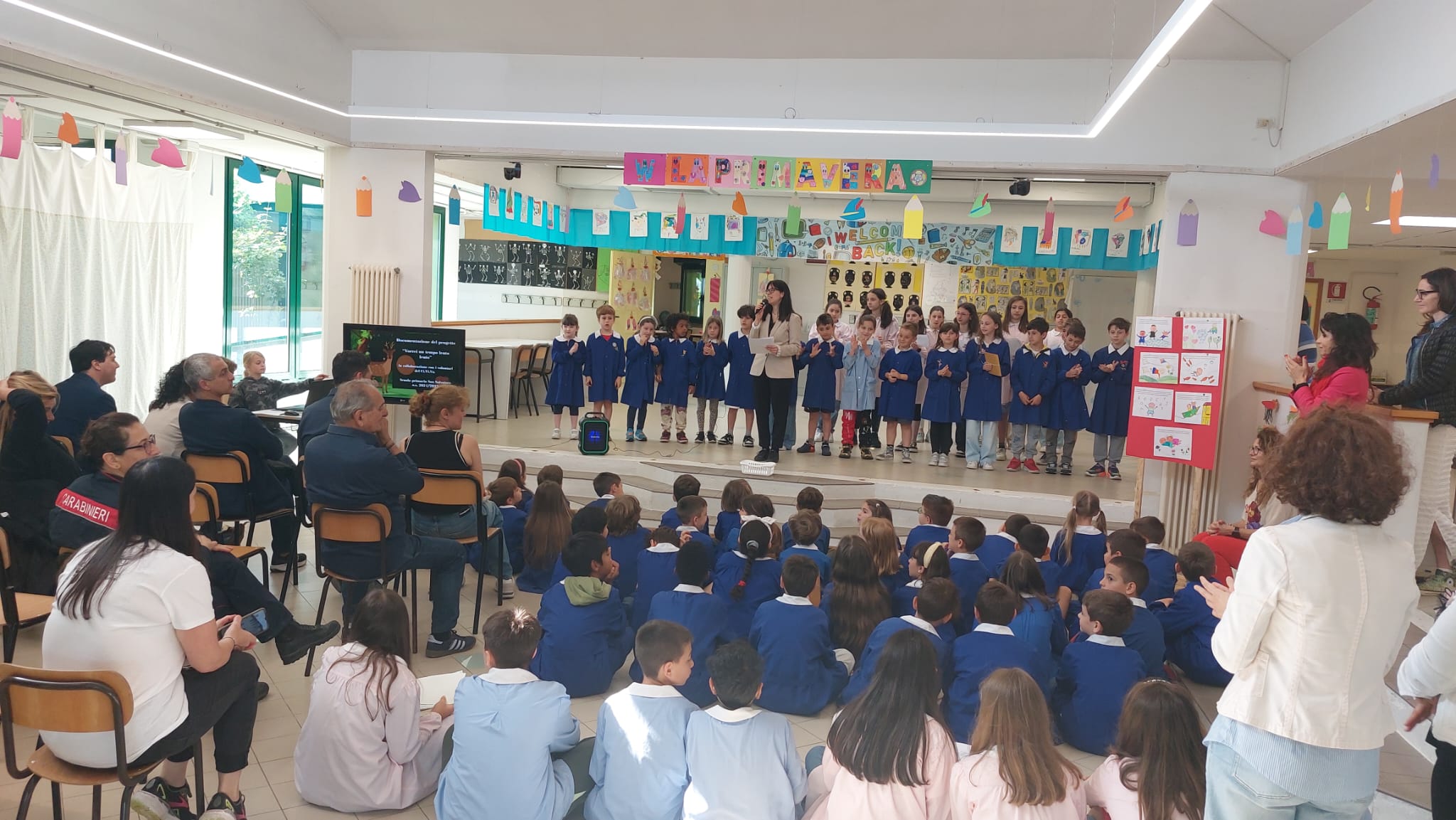 Un momento della festa con le classi della scuola San Salvatore