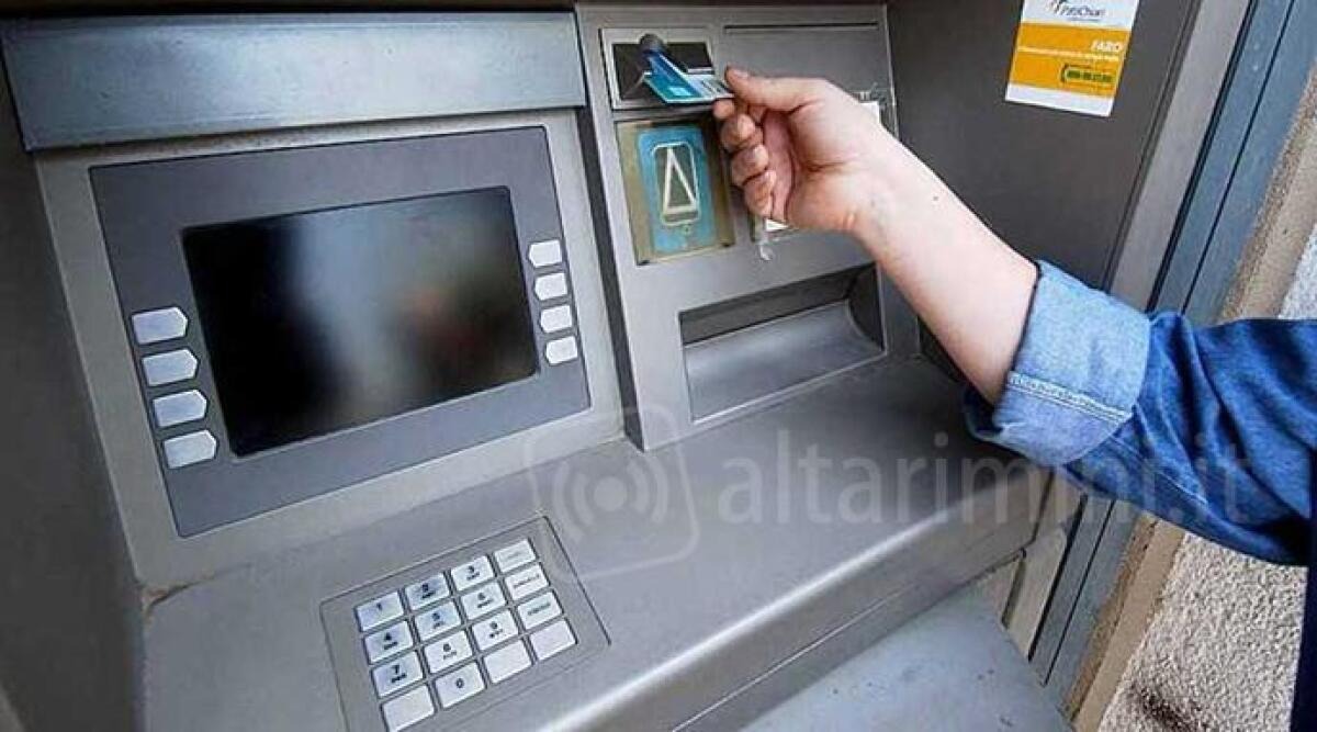 Attenzione ai prelievi: anche alle poste di via Coletti a Rimini la trappola del bancomat