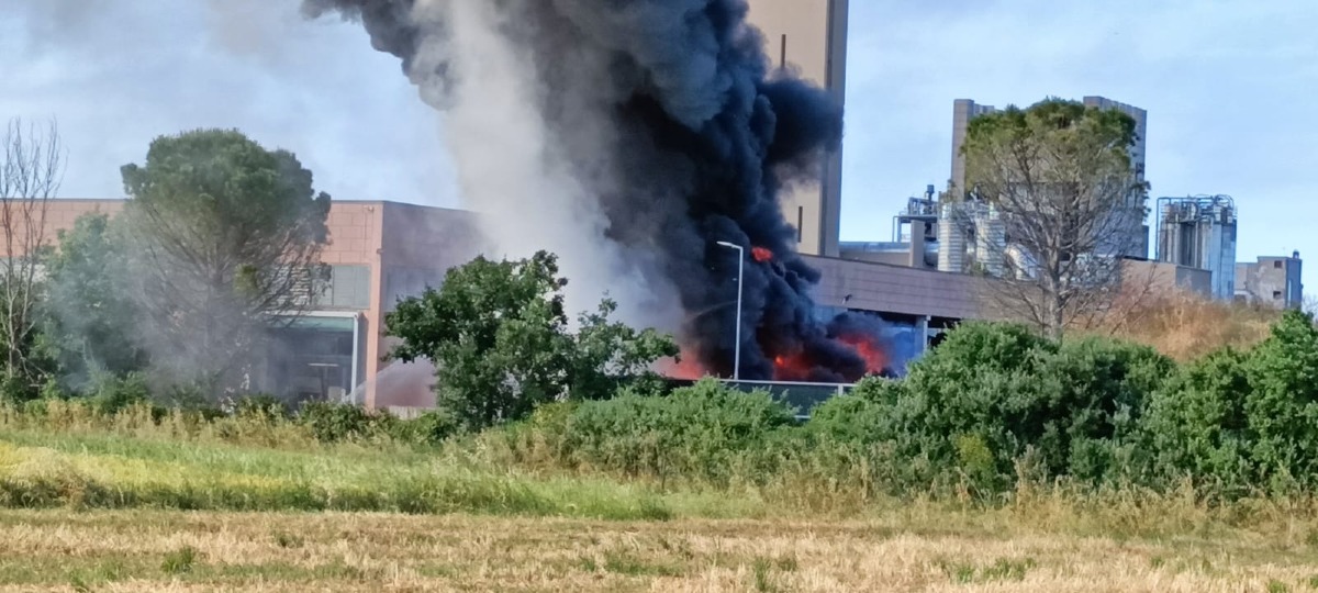 Maxi colonna di fumo nero in cielo, scoppia incendio in area termovalorizzatore